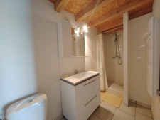 Un domaine, un ensemble immobilier, mille possibilités : longère, tour médiévale du XIIIe siècle et studios indépendants.