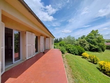 Maison  avec grand parc arboré, garage de 60 m² et équipements économes en énergie – À deux pas des commodités