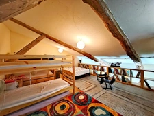 Un domaine, un ensemble immobilier, mille possibilités : longère, tour médiévale du XIIIe siècle et studios indépendants.