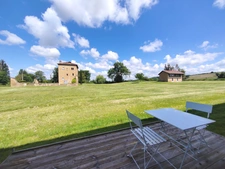 Un domaine, un ensemble immobilier, mille possibilités : longère, tour médiévale du XIIIe siècle et studios indépendants.
