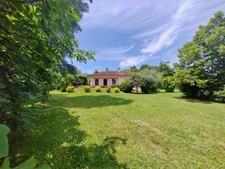 Maison  avec grand parc arboré, garage de 60 m² et équipements économes en énergie – À deux pas des commodités