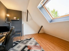 MAISON DE VILLE DE 146 M² – 4 CHAMBRES – BUREAU – COUR ET JARDIN