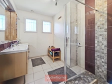 MAISON INDIVIDUELLE SEMI PLAIN-PIED 177 m² 6 CHAMBRES SOUS-SOL COMPLET JARDIN