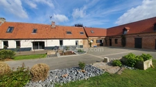 CORPS DE FERME RENOVE 255 M² GARAGES BOXES JARDIN