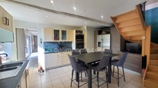CORPS DE FERME RENOVE 255 M² GARAGES BOXES JARDIN
