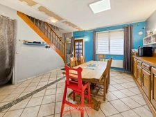 MAISON DE VILLE DE 146 M² – 4 CHAMBRES – BUREAU – COUR ET JARDIN