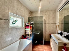 Authentique maison en pierre de plain-pied 106m2 avec 4 chambres et jardin