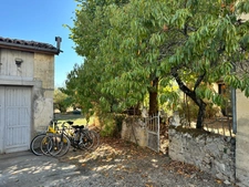 Maison en pierre 180 m² + dépendance 80 m², garage 45 m² et jardin de 1 400 m²