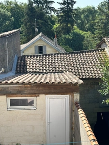 Charmante maison de ville à Guîtres – Cour, dépendance et fort potentiel