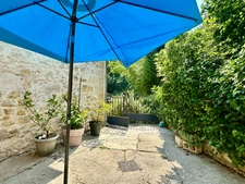 Authentique maison en pierre de plain-pied 106m2 avec 4 chambres et jardin