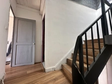 Charmante maison de ville à Guîtres – Cour, dépendance et fort potentiel