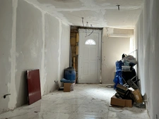Charmante maison de ville à Guîtres – Cour, dépendance et fort potentiel