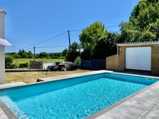 Maison familiale 4 chambres, avec piscine, dépendance, et vue dégagée 