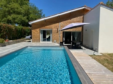 Maison familiale 4 chambres, avec piscine, dépendance, et vue dégagée 