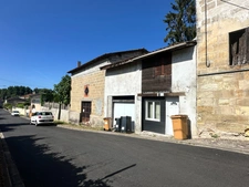 Charmante maison de ville à Guîtres – Cour, dépendance et fort potentiel
