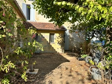 Maison en pierre 180 m² + dépendance 80 m², garage 45 m² et jardin de 1 400 m²