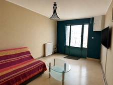 Charmante maison de ville à Guîtres – Cour, dépendance et fort potentiel