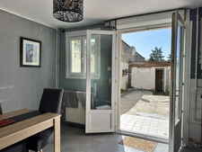 Charmante maison de ville à Guîtres – Cour, dépendance et fort potentiel