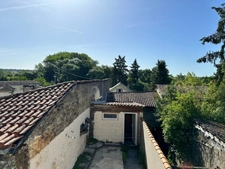 Charmante maison de ville à Guîtres – Cour, dépendance et fort potentiel