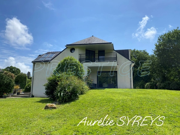 Grande maison contemporaine.