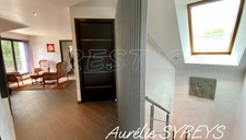 Grande maison contemporaine.