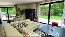 Grande maison contemporaine.