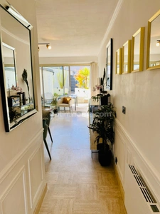 Plage et commerces à pied pour cet appartement tout confort, avec terrasse et jardinet privatif. 