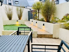 Plage et commerces à pied pour cet appartement tout confort, avec terrasse et jardinet privatif. 