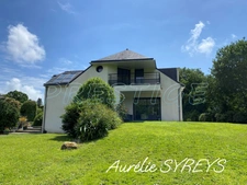 Grande maison contemporaine.