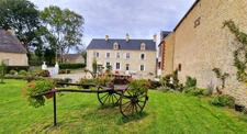 EXCLUSIVITE ! Propriété d’exception : maison rénovée de 195 m² (9 pièces) sur plus de 2 hectares, avec vaste dépendance de 500 m² à fort potentiel – idéal projet gîtes, réception ou domaine équestre.
