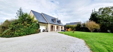 RARE à la vente!!!A SAINT LÔ, Pavillon de standing rénové  • 4 chambres • Jardin 1 400 m²  • Géothermie – Calme absolu – CLASSE ENERGIE B