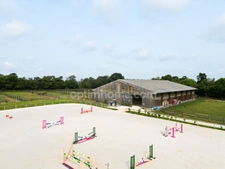  EXCLUSIVITE!PROPRIETE EQUESTRE DE HAUT STANDING de près dze 5 ha, A 10 Min DE LA PLAGE , 1 MAISON D'HABITATION DE 150 m², UN STUDIO , 43 BOXES, UNE PISTE DE GALOP, CARRIERE de 75m x 65m et 20 ha pos