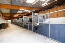  EXCLUSIVITE!PROPRIETE EQUESTRE DE HAUT STANDING de près dze 5 ha, A 10 Min DE LA PLAGE , 1 MAISON D'HABITATION DE 150 m², UN STUDIO , 43 BOXES, UNE PISTE DE GALOP, CARRIERE de 75m x 65m et 20 ha pos