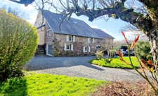 Exclusivité!!! RARE à 2 min du bourg , Maison de Caractère, rénovée, très belle prestation, de 8 pièces, d'environ 205 m²et de 2900m² de terrain avec dépendances, GROS POTENTIEL!