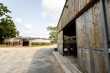  EXCLUSIVITE!PROPRIETE EQUESTRE DE HAUT STANDING de près dze 5 ha, A 10 Min DE LA PLAGE , 1 MAISON D'HABITATION DE 150 m², UN STUDIO , 43 BOXES, UNE PISTE DE GALOP, CARRIERE de 75m x 65m et 20 ha pos