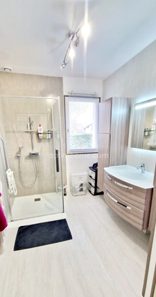 RARE à la vente!!!A SAINT LÔ, Pavillon de standing rénové  • 4 chambres • Jardin 1 400 m²  • Géothermie – Calme absolu – CLASSE ENERGIE B