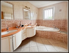 MAISON INDIVIDUELLE DE 198 m² – SEMI-PLAIN-PIED – SOUS-SOL COMPLET – BEAUX VOLUMES