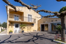 Maison 5 chambres avec piscine sur grand terrain de 1373m2.