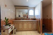 Maison 5 chambres avec piscine sur grand terrain de 1373m2.