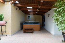 Maison 5 chambres avec piscine sur grand terrain de 1373m2.
