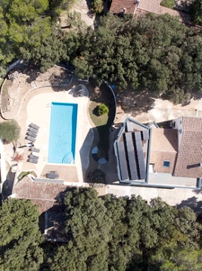 Propriété d'exception éco-responsable avec piscine, étang, et prestations haut de gamme.