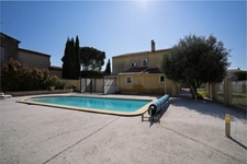 Maison 5 chambres avec piscine sur grand terrain de 1373m2.