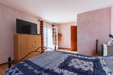 Maison 5 chambres avec piscine sur grand terrain de 1373m2.