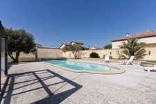 Maison 5 chambres avec piscine sur grand terrain de 1373m2.