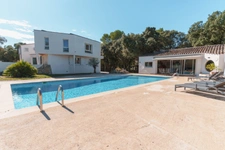 Propriété d'exception éco-responsable avec piscine, étang, et prestations haut de gamme.