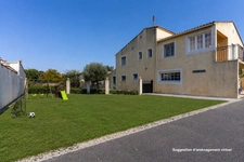 Maison 5 chambres avec piscine sur grand terrain de 1373m2.