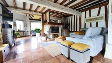 A 20 KMS de Fécamp. Ensemble immobilier comprenant 2 habitations (303 m²);1 piscine; triple garage; Terrain 5215 m².