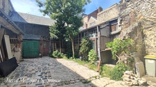 FECAMP real estate complex comprising 1 studio; 1 F2 apartment; 1 F6 apartment; 1 workshop of 100 m² and a courtyard of 180 m².