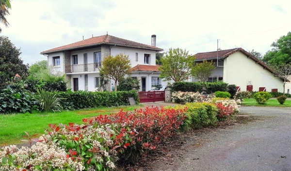 Maison à vendre 8 pièces  193 m² PROCHE AIRE SUR L'ADOUR (40) 5 Chambres-Garage-1900 m² de terrain avec piscine.