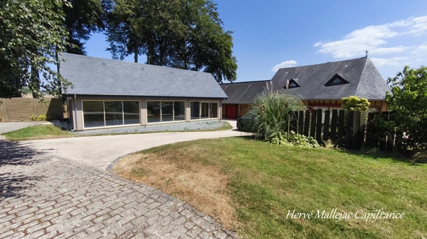 A 20 KMS de Fécamp. Ensemble immobilier comprenant 2 habitations (303 m²);1 piscine; triple garage; Terrain 5215 m².